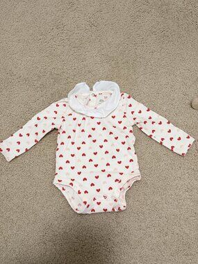 Amazon Essentials x Sofia Grainge Heart Print Collar Bodysuit, Long Sleeve, 0-3M